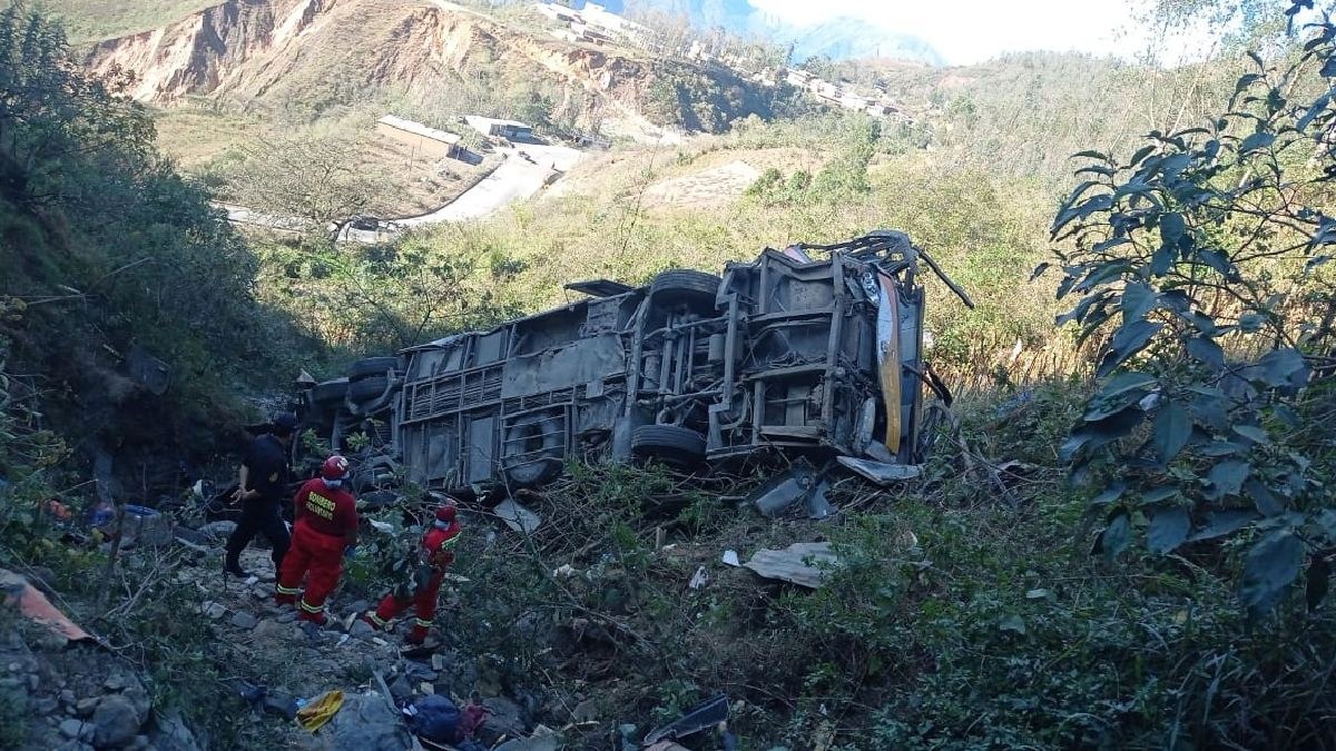 Bus y auto se despistaron y cayeron a profundos abismos: 20 muertos