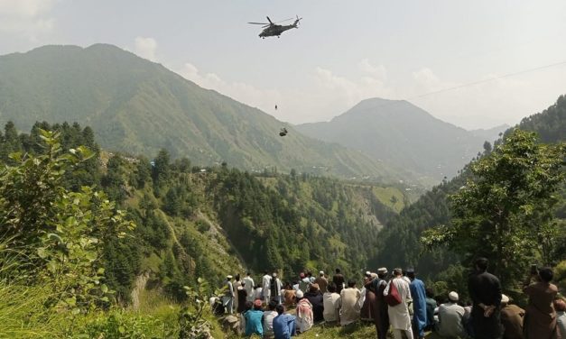 Pakistán: Rescatan personas que quedaron atrapadas en un teleférico. (Foto: AFP).