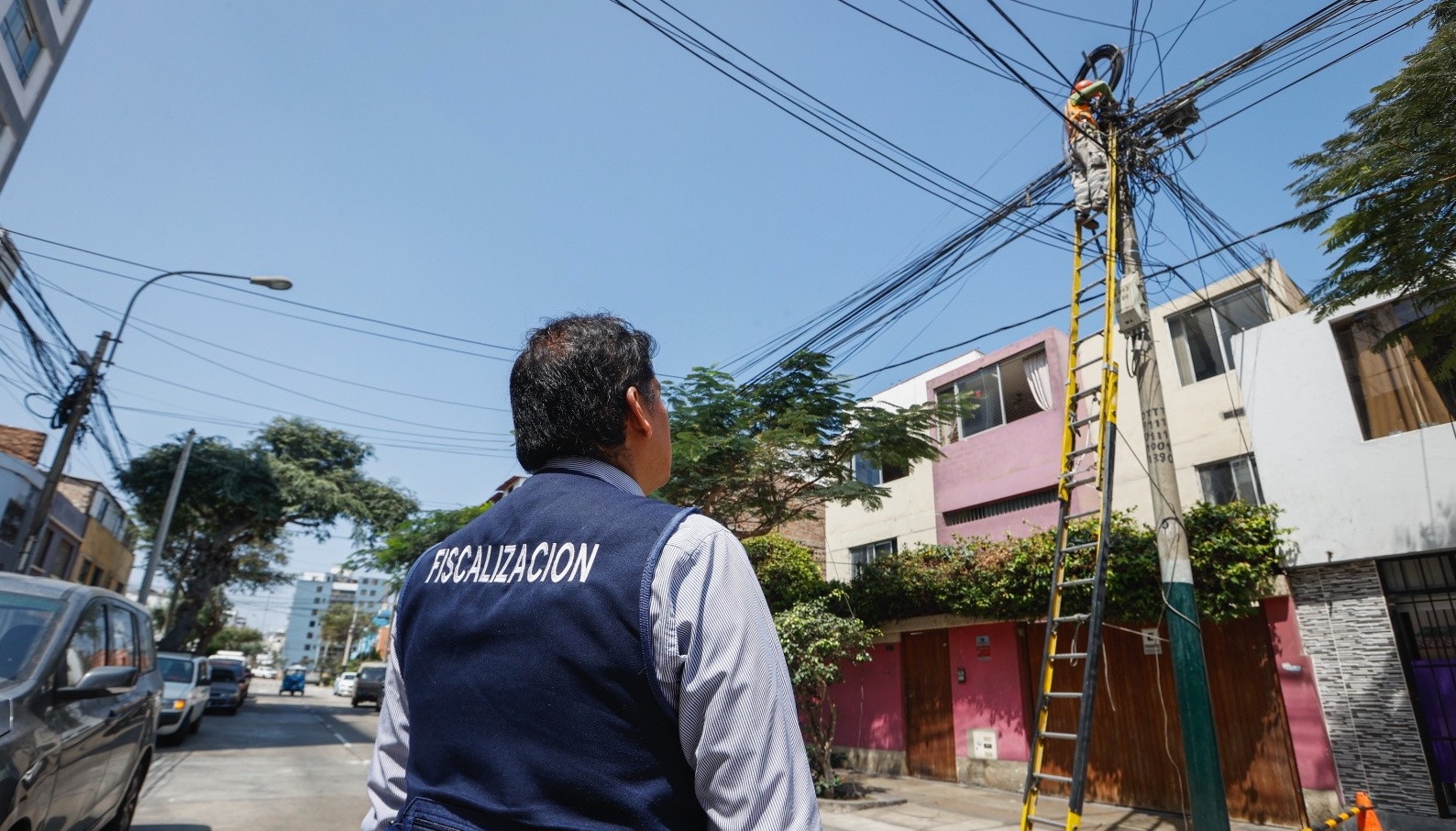 Municipalidad de Magdalena: avanza el retiro y reordenamiento de cables aéreos para una ciudad más segura