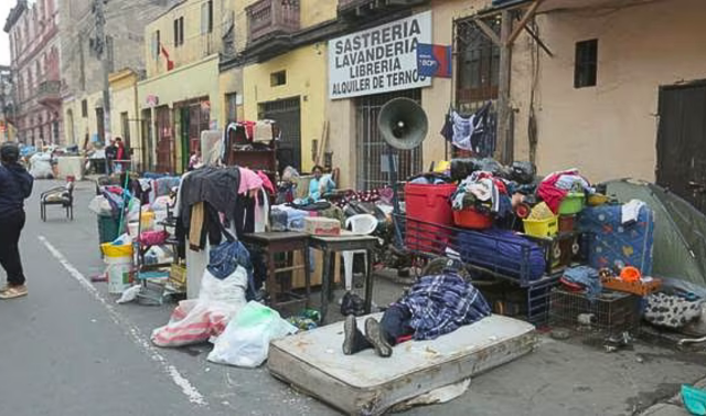 Rímac: Familias desalojadas hace dos semanas se encuentran viviendo en la calle