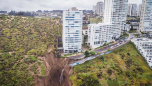 Chile: Enorme socavón en Viña del Mar pone en riesgo edificio residencial. (Foto: Twitter).