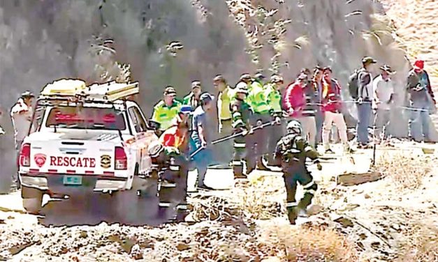 Mueren 4 miembros de una familia al caer su auto a abismo en Canta