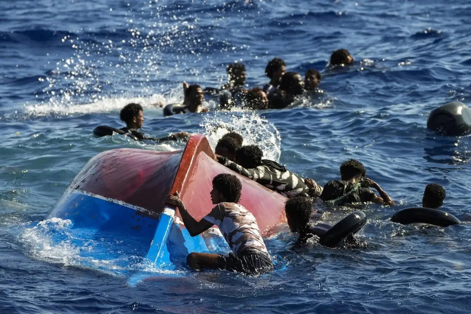 Italia: Más de 40 personas mueren en nuevo naufragio