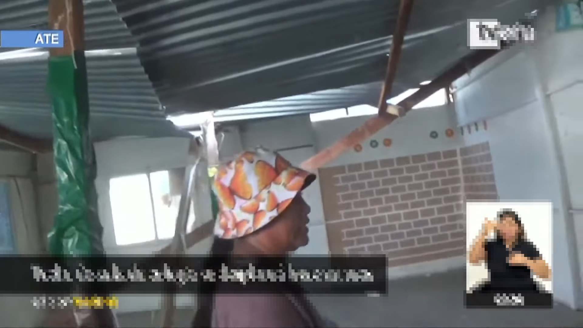 Ate: Padres de familia se esfuerzan por reconstruir techo que se desplomó de colegio inicial