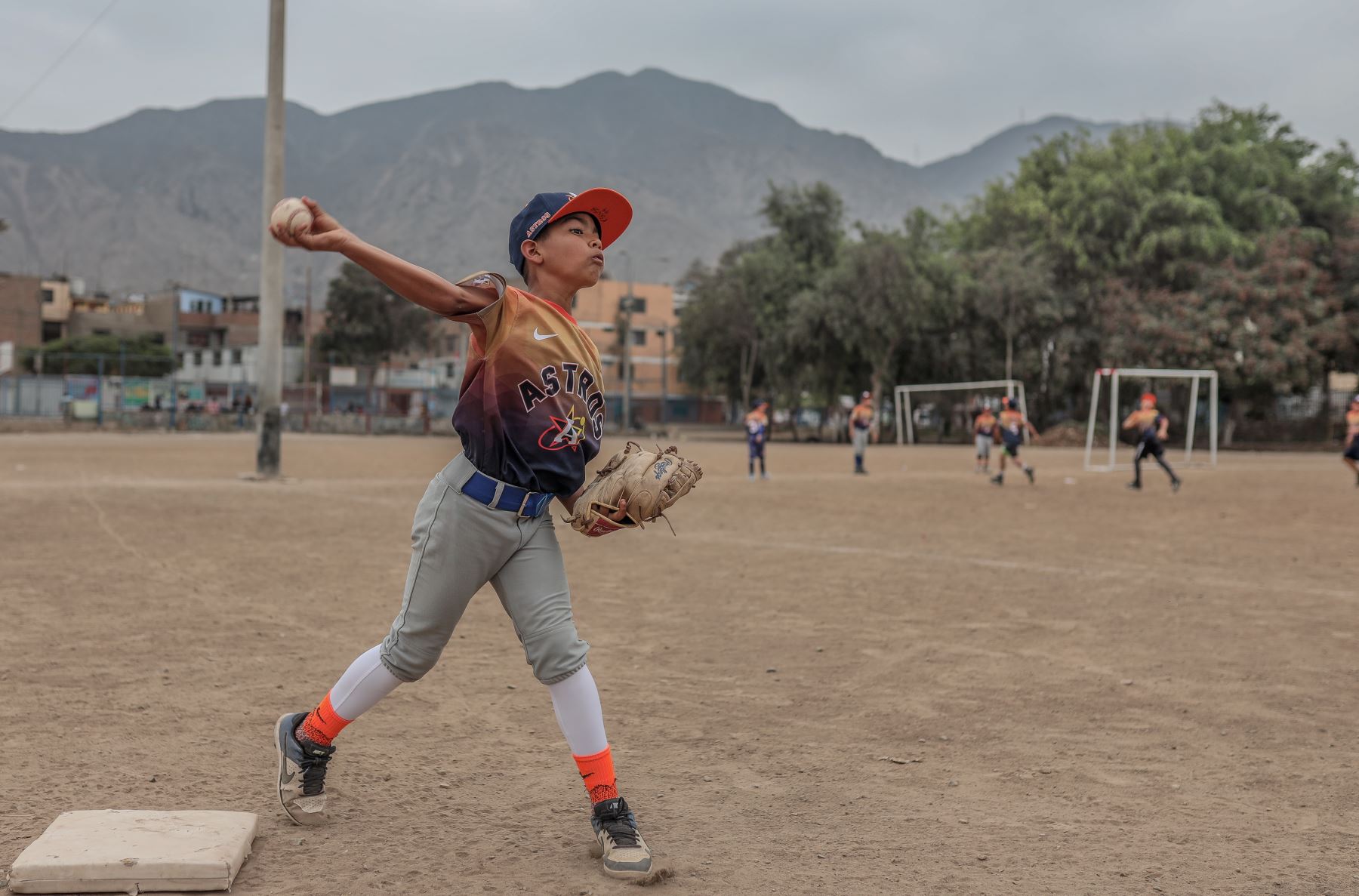 El béisbol, el segundo hogar para los niños venezolanos en el país