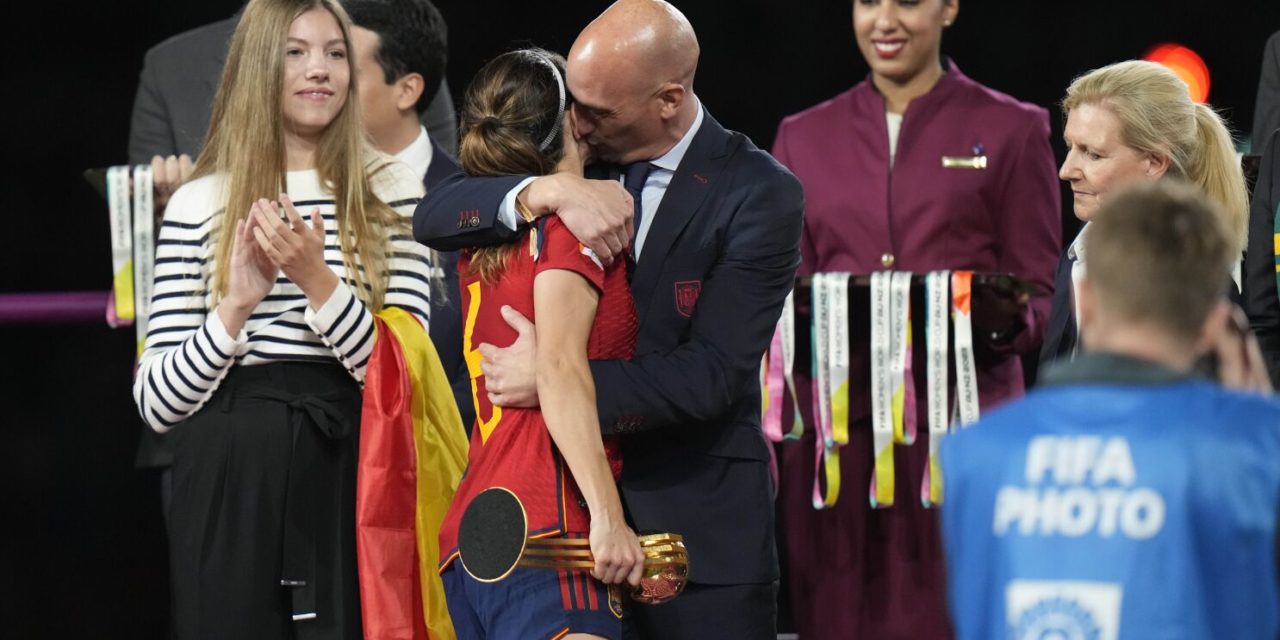 Mundial Femenino 2023: Presidente de la Federación Española pidió disculpas por besar a jugadora durante ceremonia de premiación. (Foto: Alessandra Tarantino).