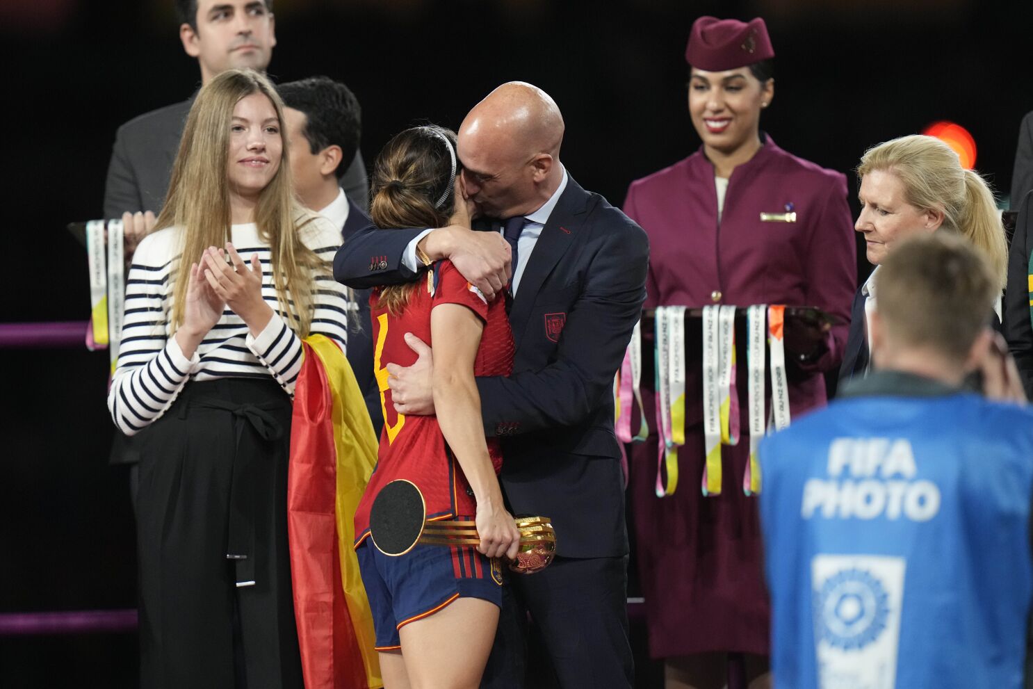 Mundial Femenino 2023: Presidente de la Federación Española se disculpó por besar a jugadora durante ceremonia de premiación