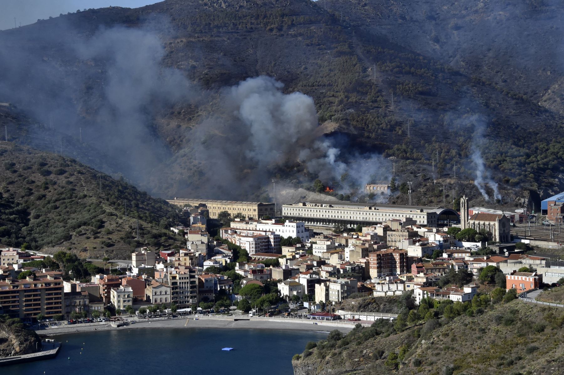 Más de 130 personas fueron evacuadas a causa de incendio forestal en la frontera entre España y Francia