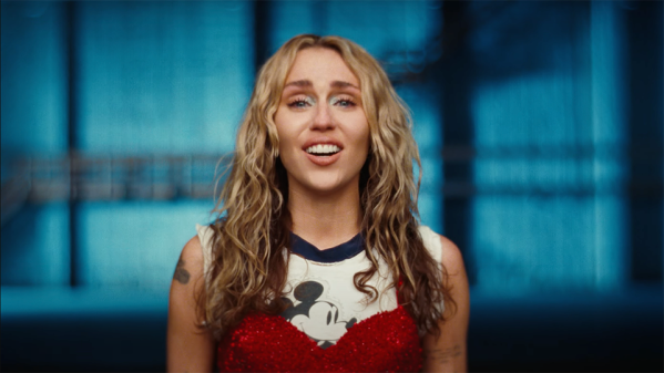 Miley Cyrus llora al revivir su historia en su última canción, ‘Used To Be Young’