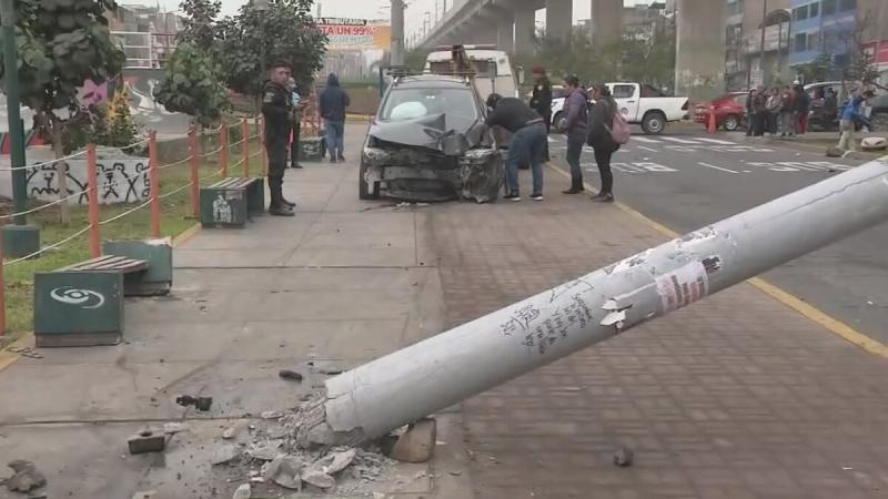 San Juan de Lurigancho: Accidente deja dos personas heridas tras choque de auto contra poste de luz