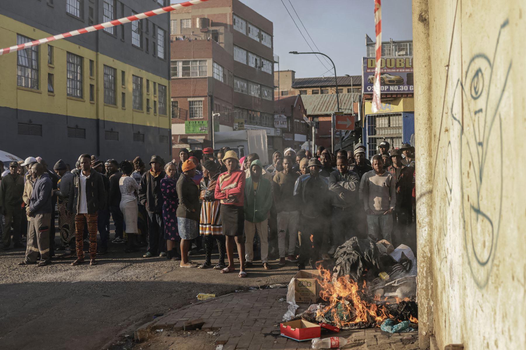 Más de 70 muertos por incendio en un edificio de Sudáfrica