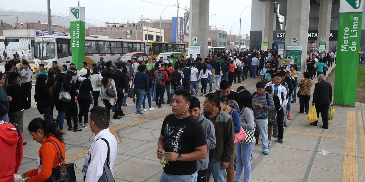 Línea 1 del Metro de Lima: Pasajeros forman largas colas por cierre de estaciones. (Foto: Andina).