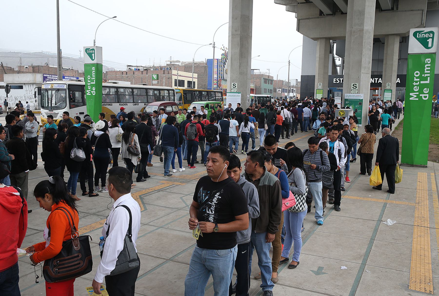 Línea 1 del Metro de Lima: Pasajeros forman largas colas por cierre de estaciones