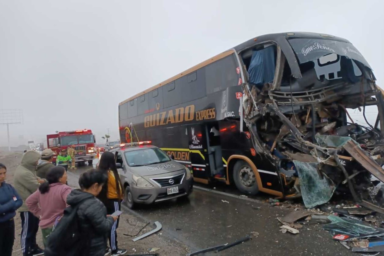 Choque de bus interprovincial con camión deja 1 muerto y 28 heridos