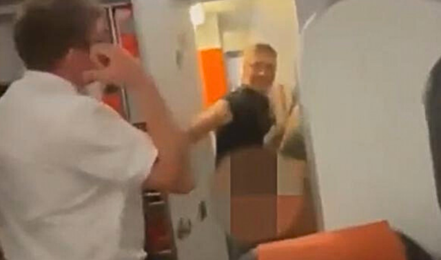 Ibiza: Pareja es captada teniendo sexo en baño de un avión
