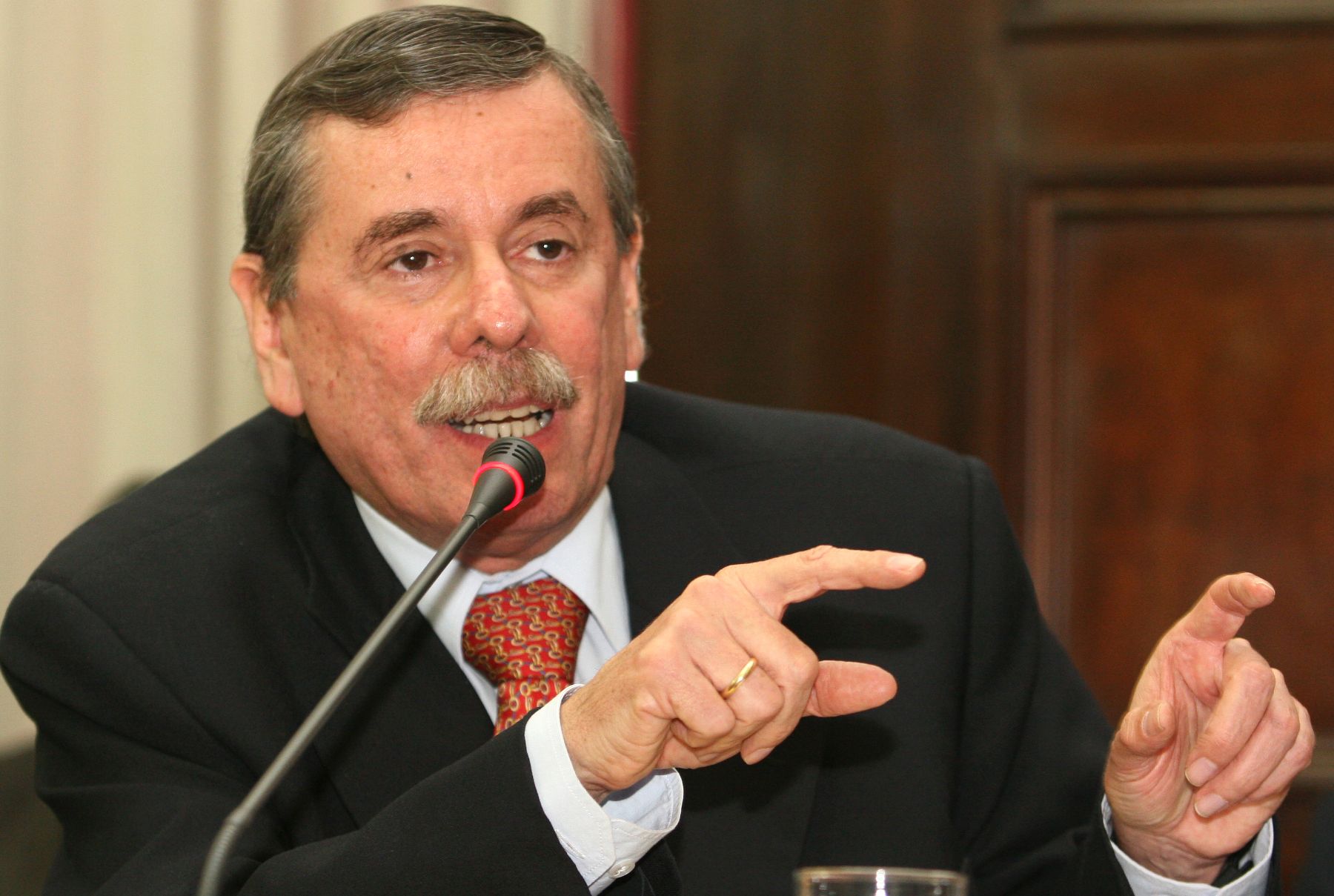 Fernando Rospigliosi tomará el lugar de Hernando Guerra García en el Congreso
