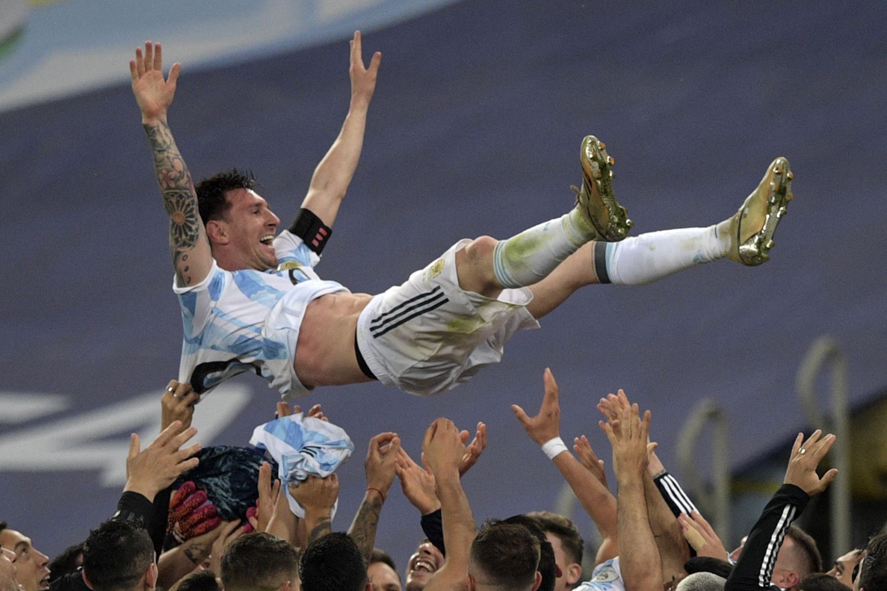 Van Gaal insinúa que Argentina de Messi pudo recibir ayuda en Catar
