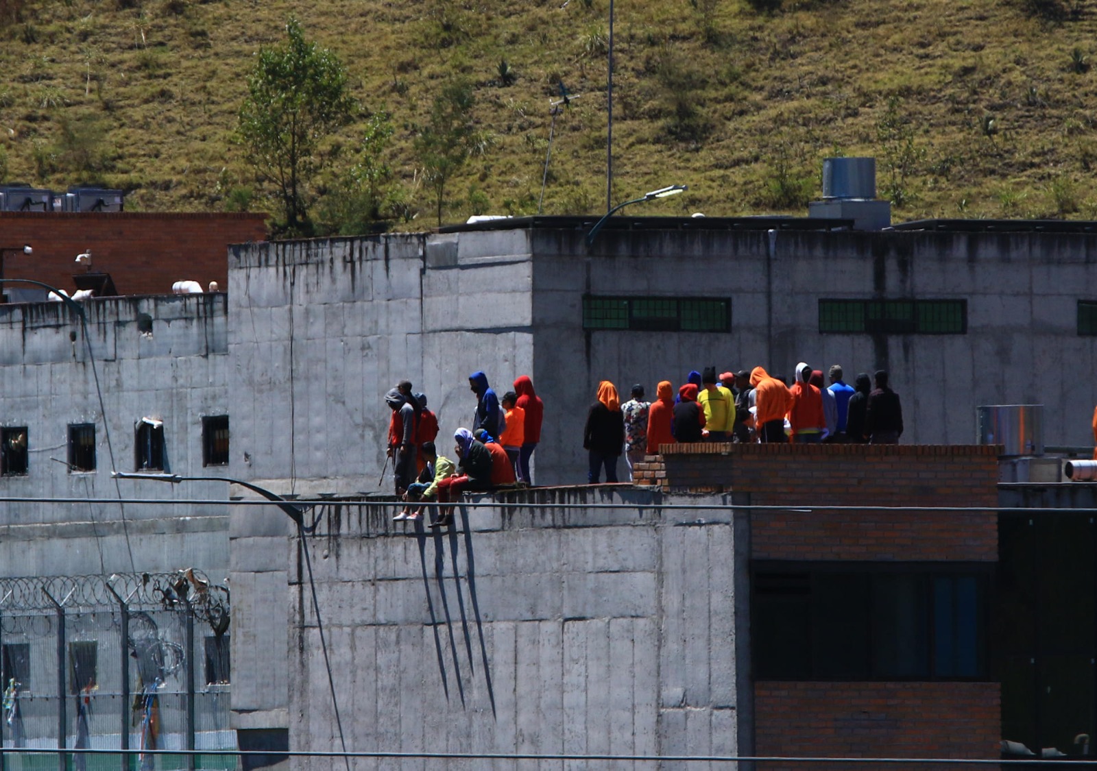 Continúa el motín en cárcel de Ecuador