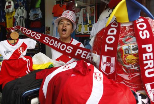 Perú vs Brasil: Observa los precios de las camisetas en Gamarra