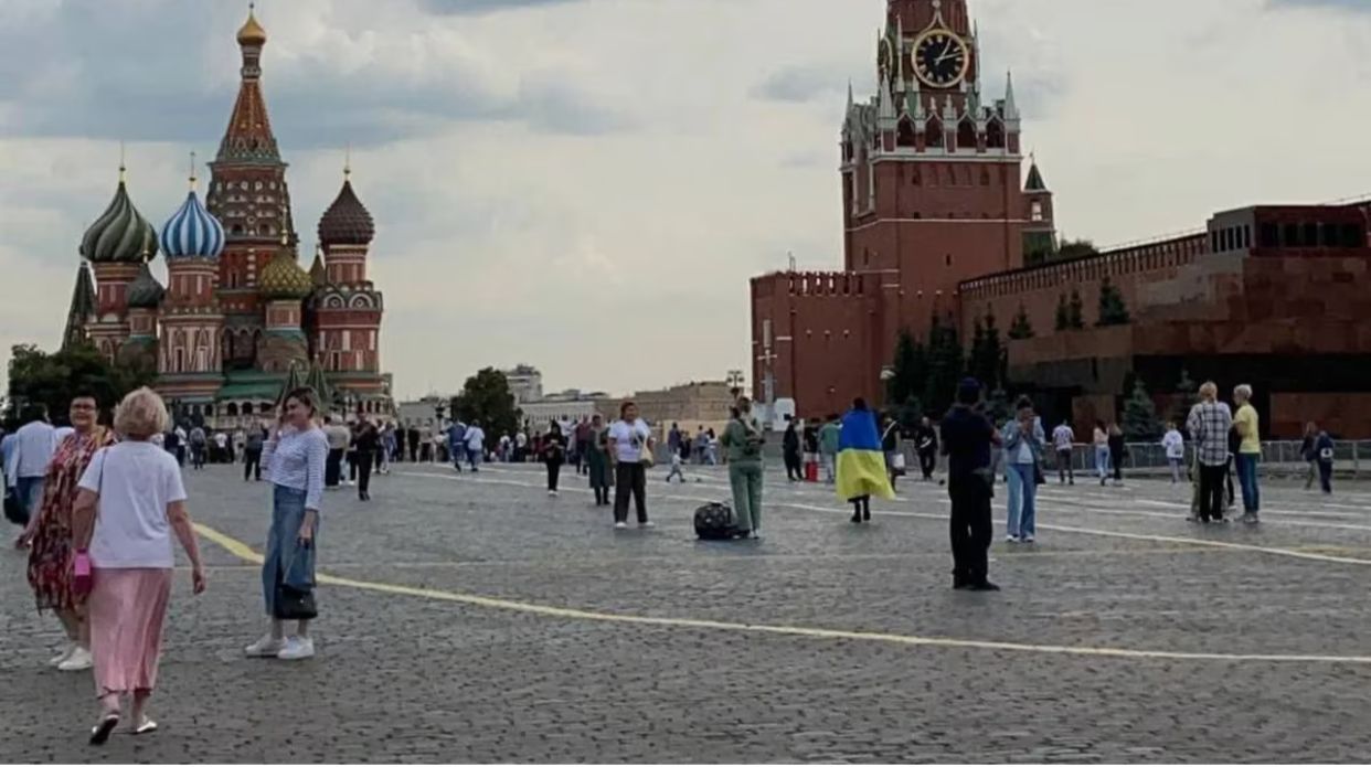 Detienen a mujer activista en la Plaza Roja de Moscú
