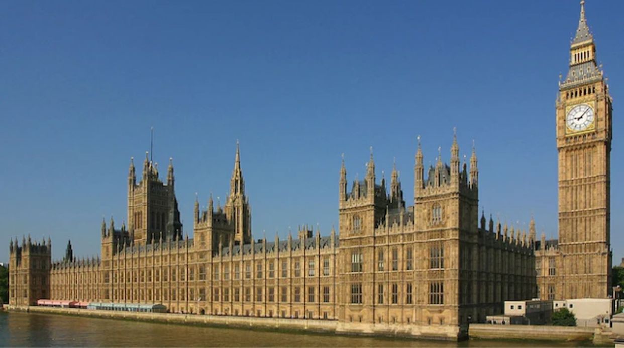 Arrestan a empleado del Parlamento Británico