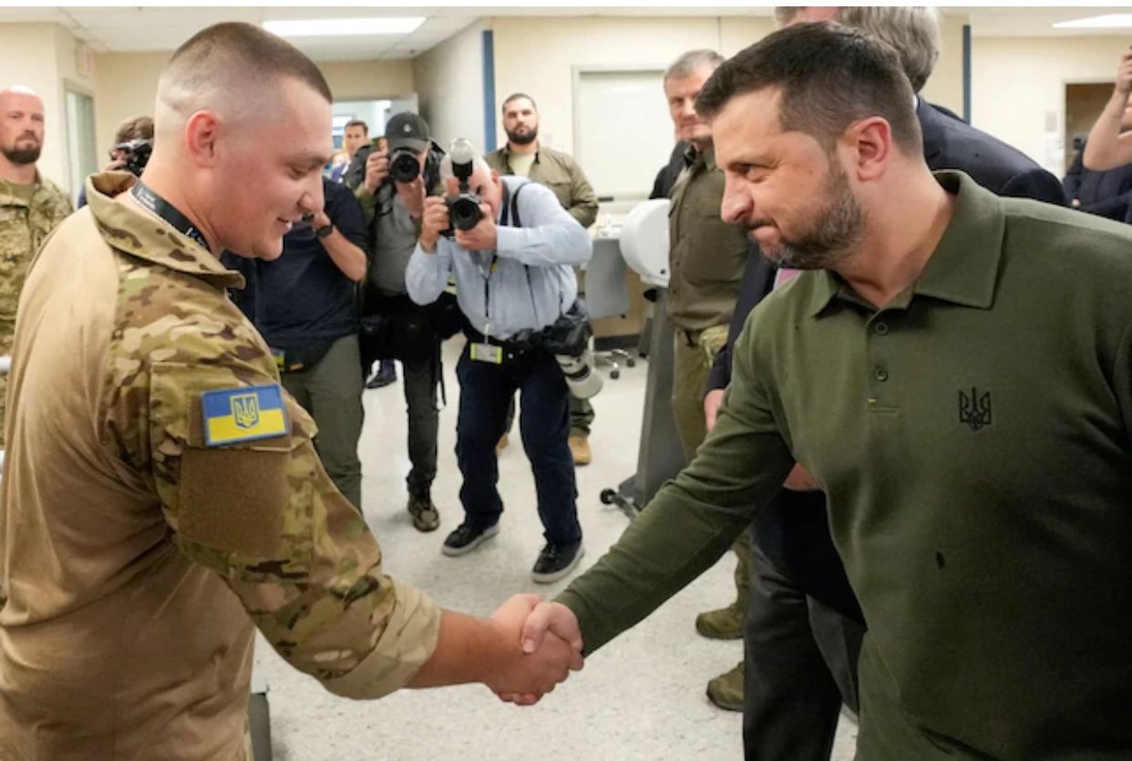 Zelensky visita a soldados en recuperación en Estados Unidos