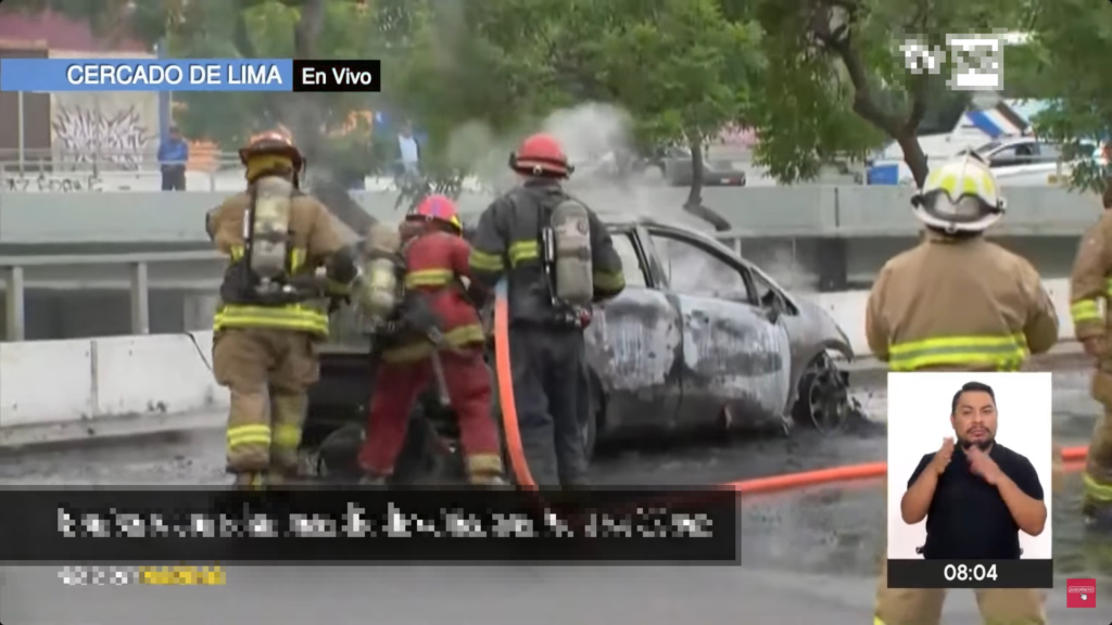 Cercado de Lima: Pasajeros sobreviven tras incendio de vehículo. (Foto: TVPerú Noticias).