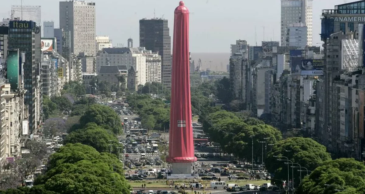 Argentina: Un condón gigante envuelve el Obelisco de Buenos Aires. (Foto: Redes sociales).