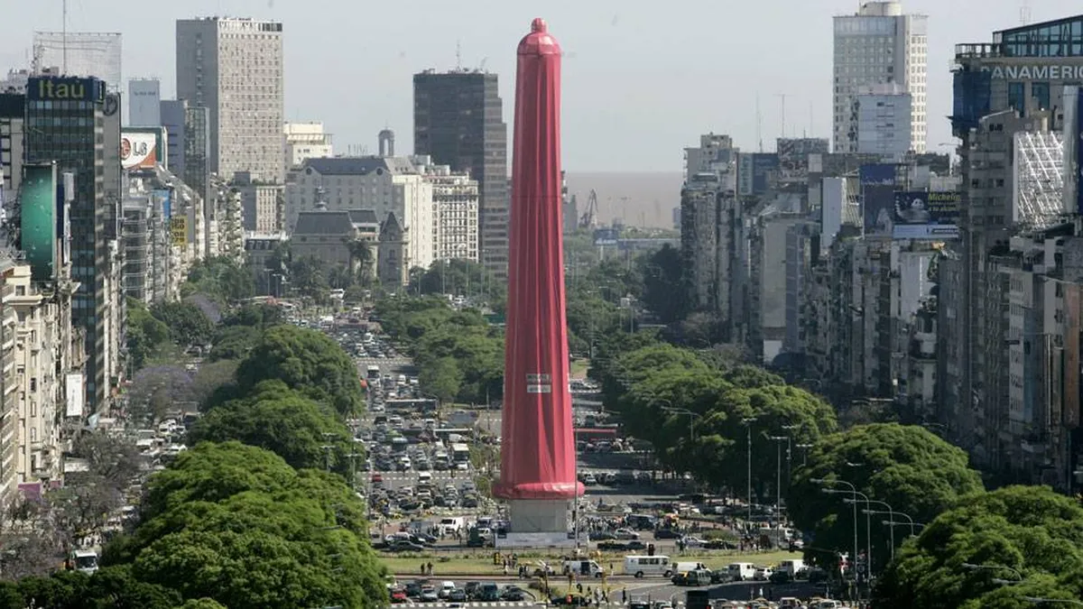 Un condón gigante envuelve el Obelisco de Buenos Aires