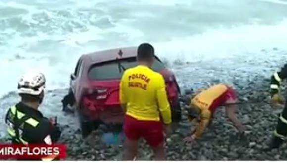 Recuperan vehículo que cayó al mar de Miraflores debido a un error del conductor