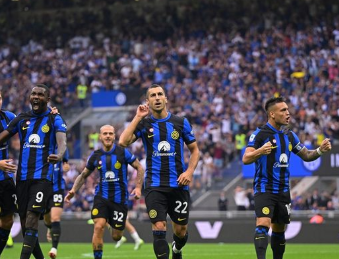 Inter arrasa en el clásico y se sitúa al frente de la Serie A
