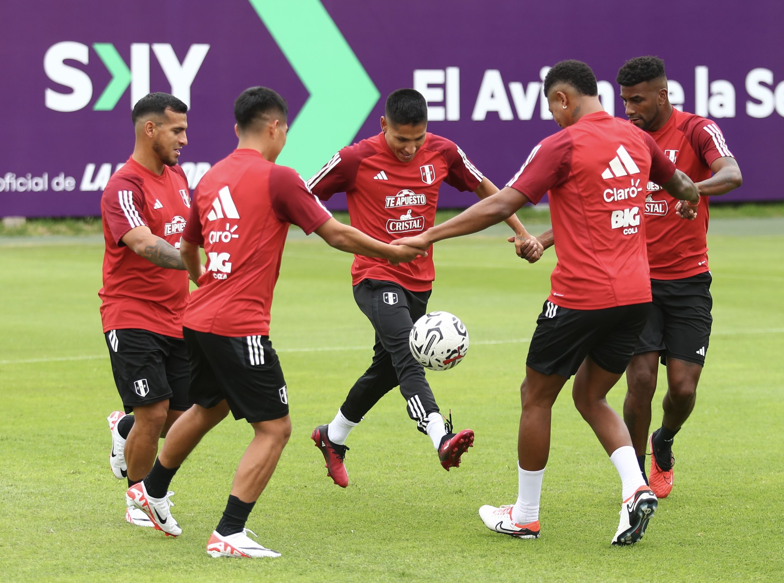 La selección peruana concluyó su última práctica y está preparada para el viaje a Paraguay