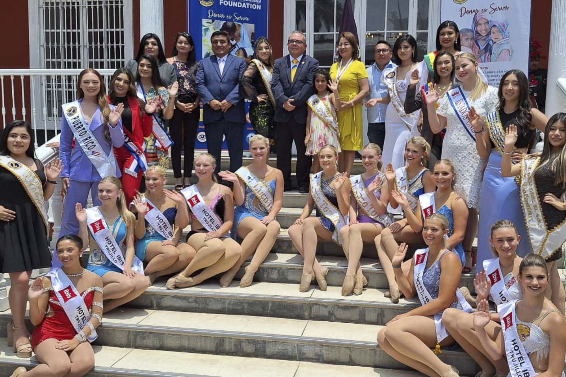 Reinas y bastoneras recorren Trujillo por el 71 Festival Internacional de la Primavera