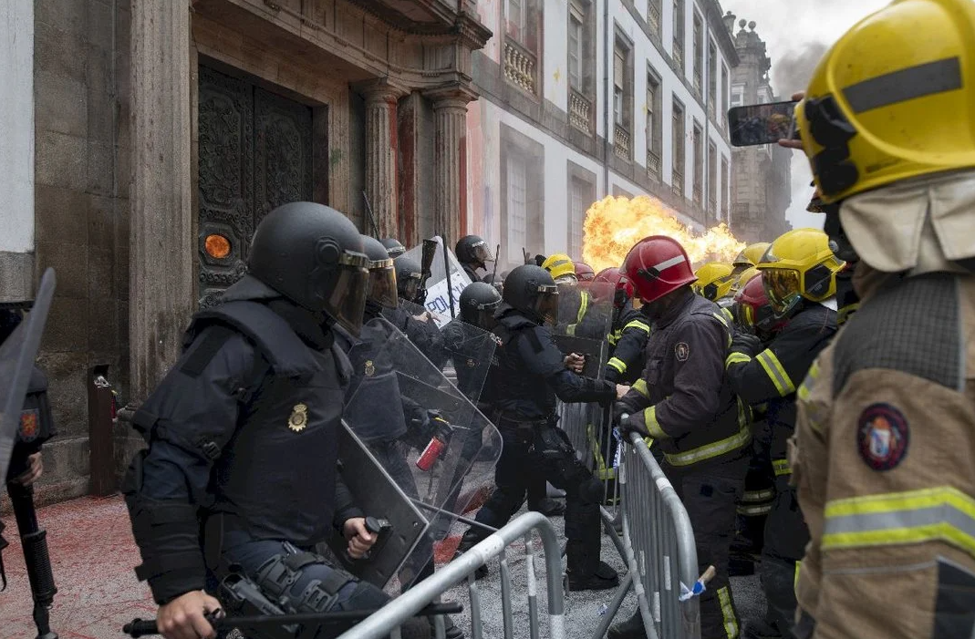 España: bomberos se enfrentan a policías por mejores condiciones laborales. (Foto: redes sociales).