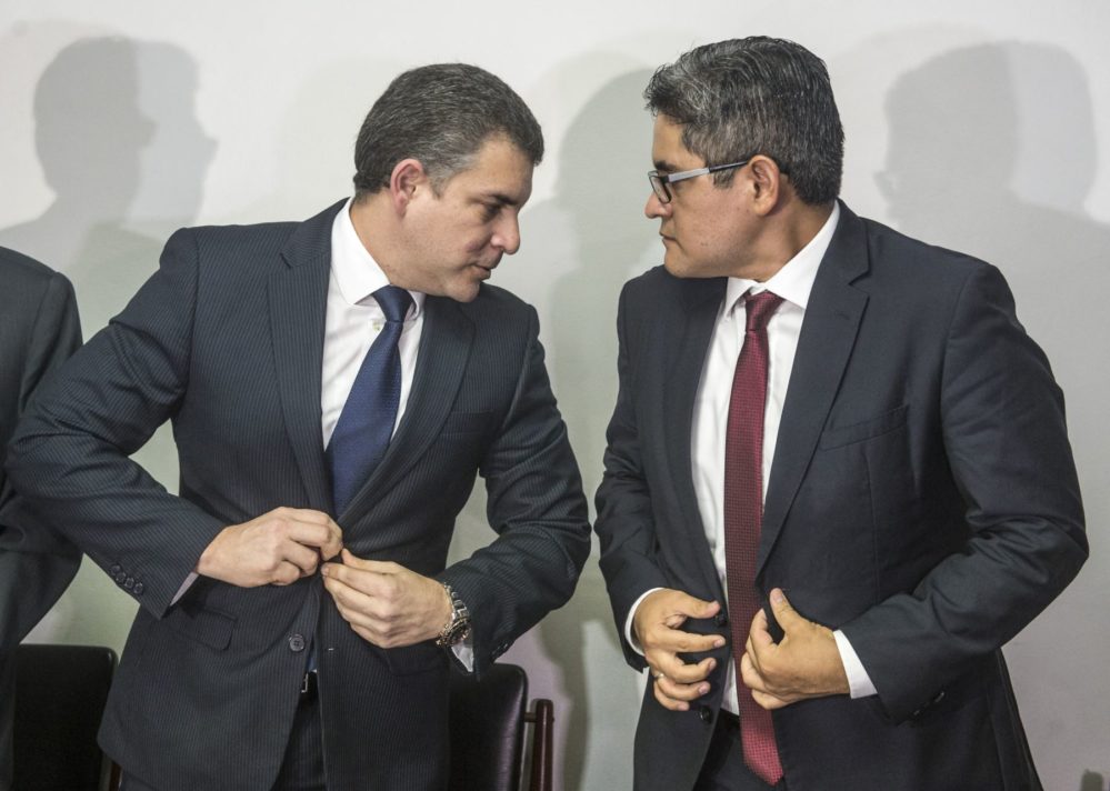 Fiscales Domingo Pérez y Vela  Barba al borde de la destitución
