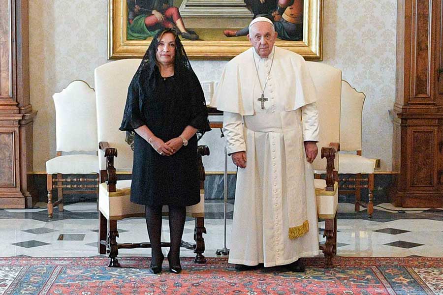 Dina Boluarte: conoce aquí por qué se vistió de negro durante su visita al Papa