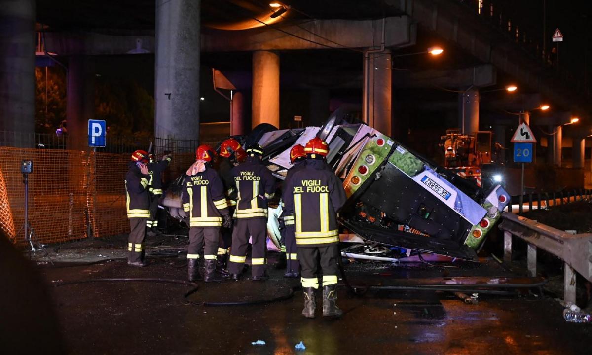 Italia: Autobús se descarrila y deja más de 21 muertos