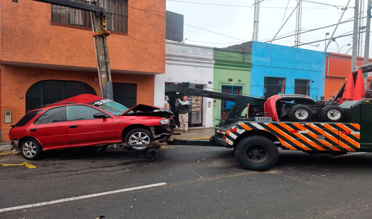Lince: auto se despista y destruye poste de luz. (Foto: La República).
