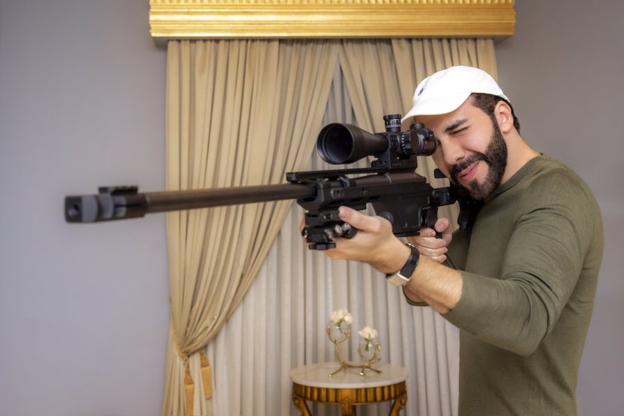 El Salvador: Nayib Bukele posa en redes sociales con un francotirador. (Foto: Twitter).