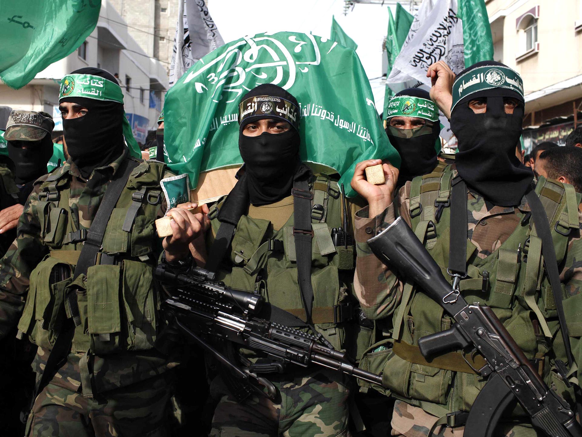 Con la misma crueldad de los terroristas: los civiles de Gaza se unieron a atrocidades de Hamas contra Israel