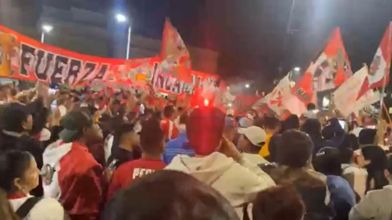 Hinchas peruanos organizaron un impresionante banderazo previo al enfrentamiento contra Chile