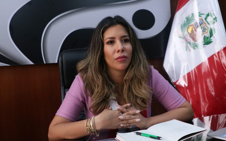 Revelan presunto caso de nepotismo en el Congreso: Cuñada de Rosselli Amuruz trabaja en la misma oficina legislativa