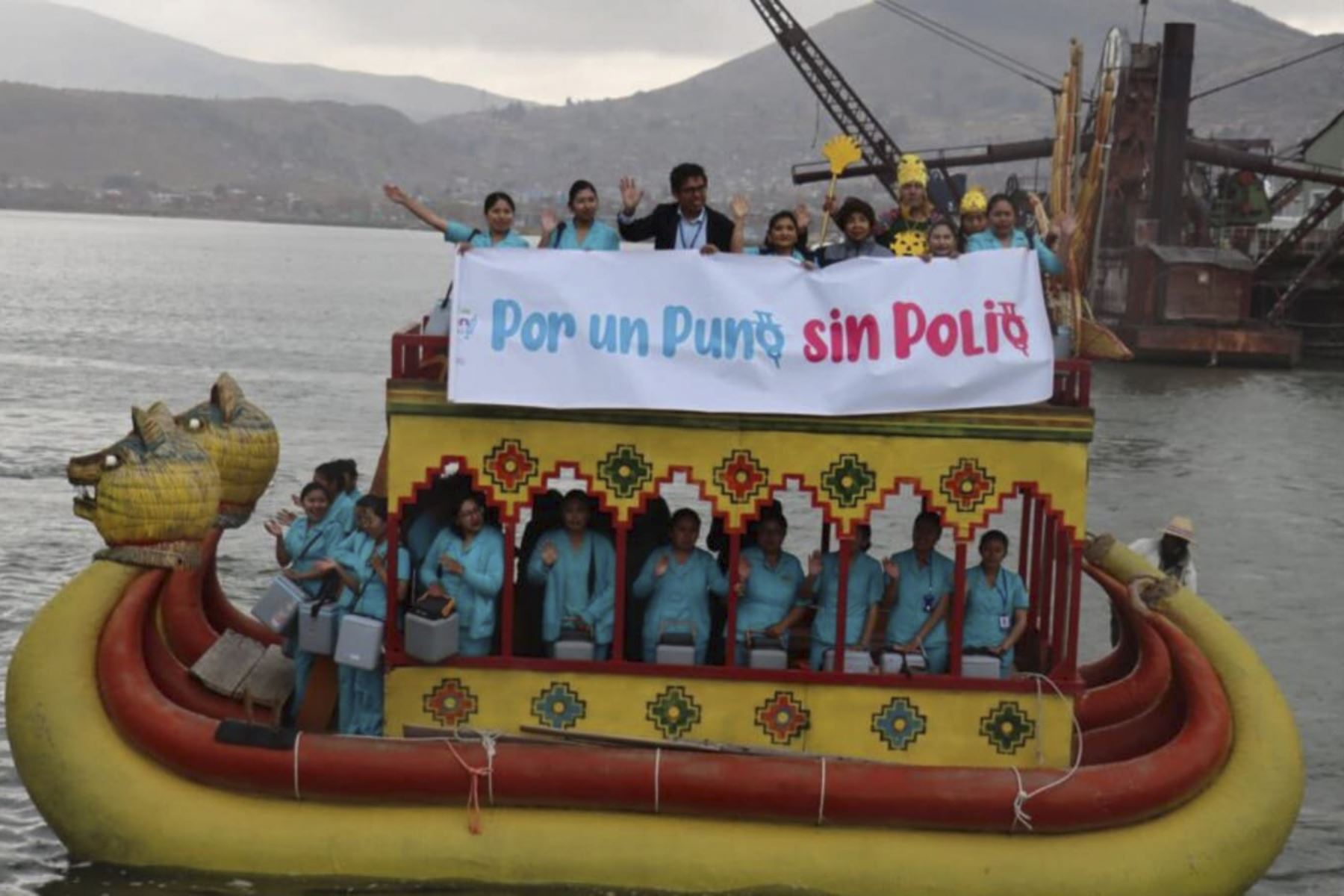 Brigadas se desplazaron por el lago Titicaca para vacunar a niños de islas flotantes