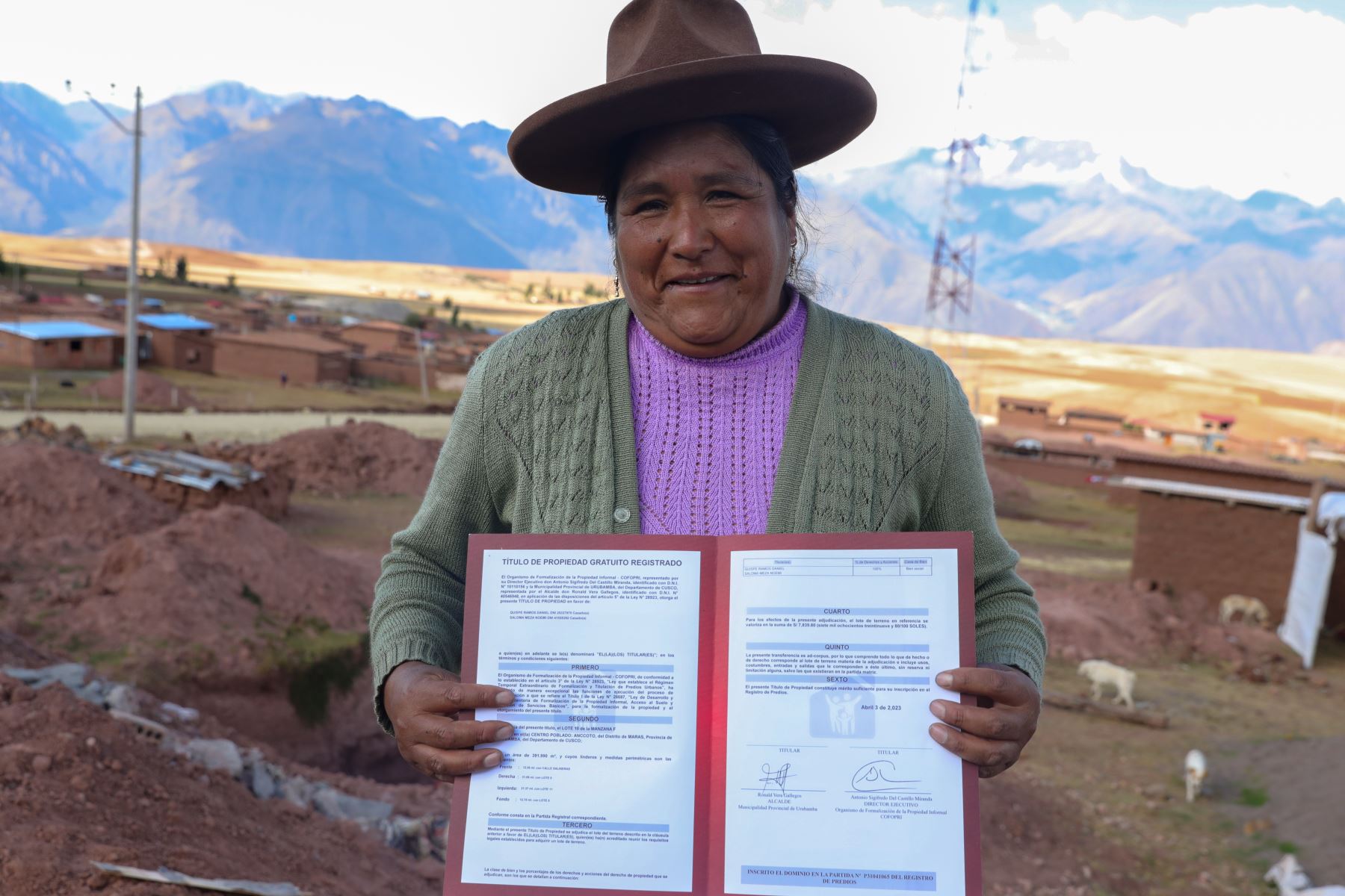 Cofopri entrega títulos de propiedad en beneficio de más de 2,100 pobladores del Cusco
