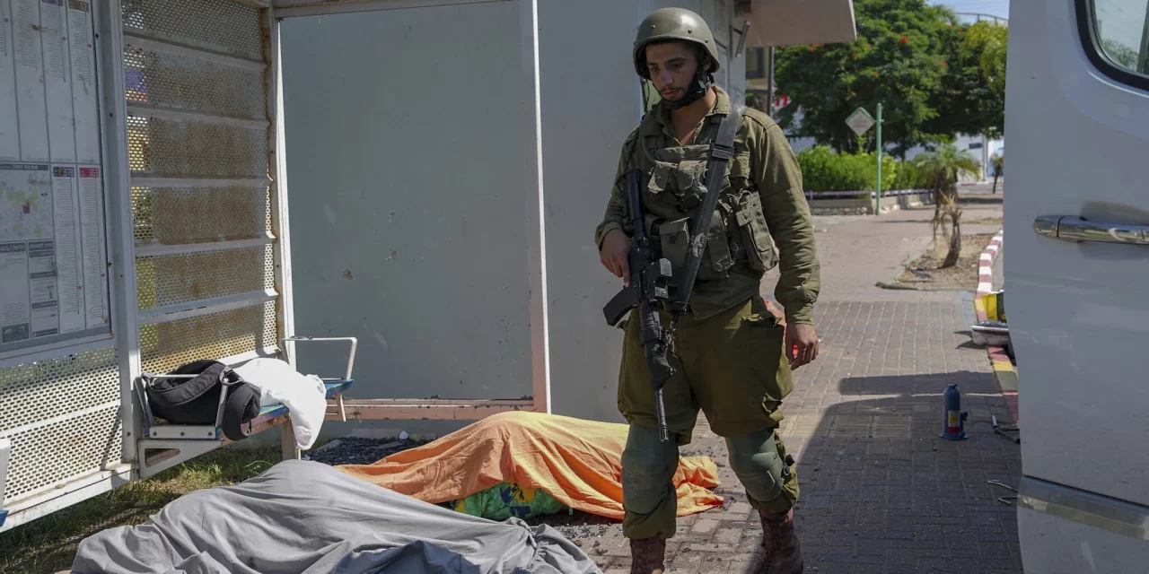 Israel en Guerra: terroristas de Hamás asesinan niños y ancianos israelís. (Foto: AFP).