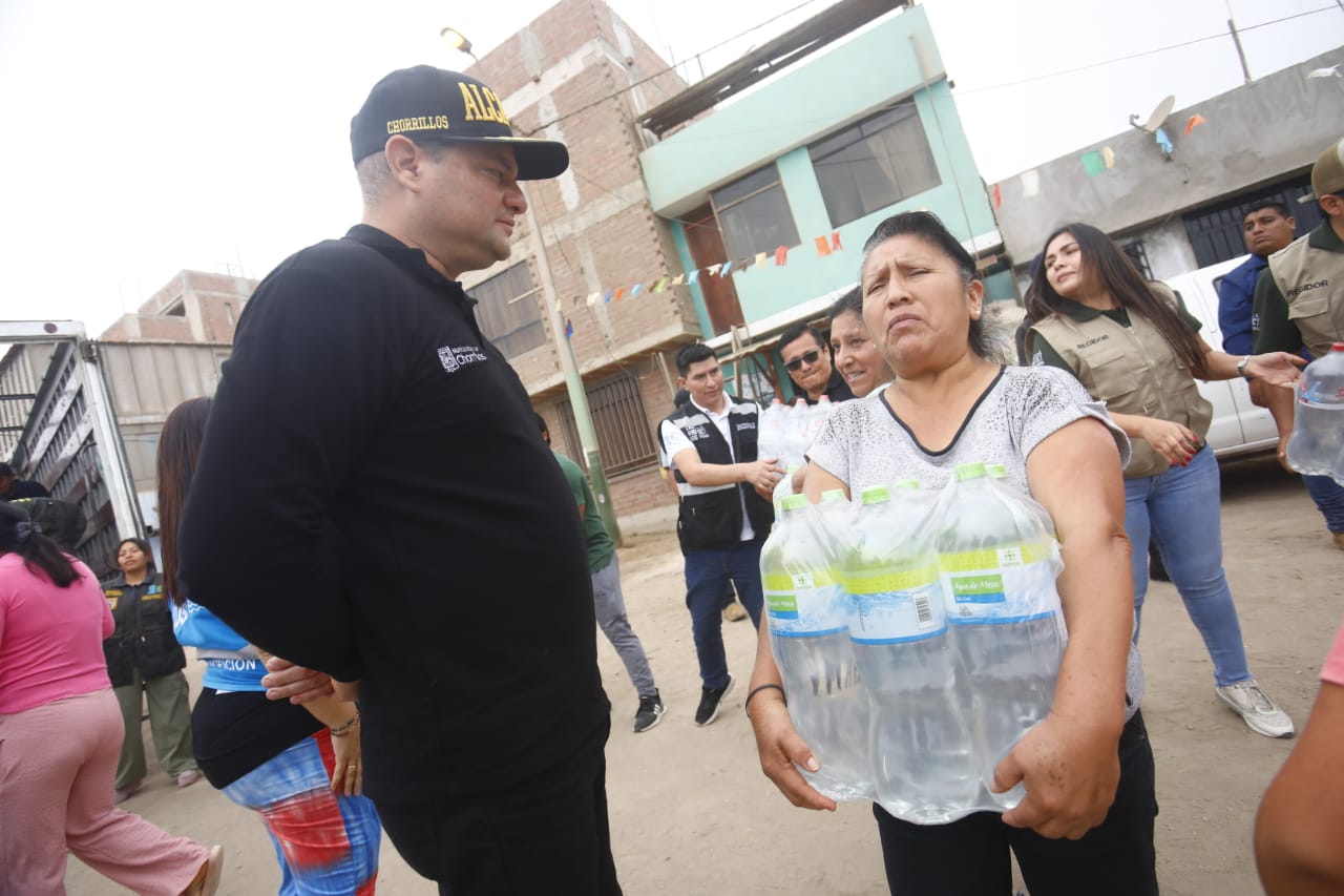 Chorrillos: Fernando Velasco reparte agua en lugar mas afectados