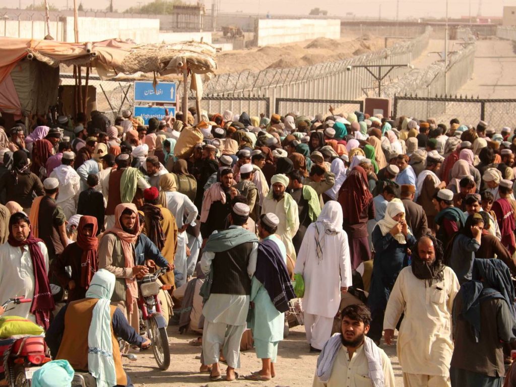Miles de afganos se en la frontera entre Afganistán y Pakistán. (EFE)
