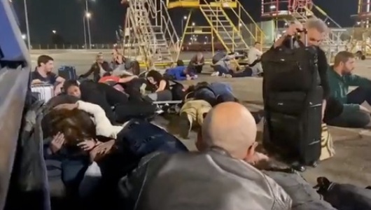 Pasajeros del aeropuerto Tel Aviv se refugian en el suelo ante misiles palestinos. (Foto: redes sociales).