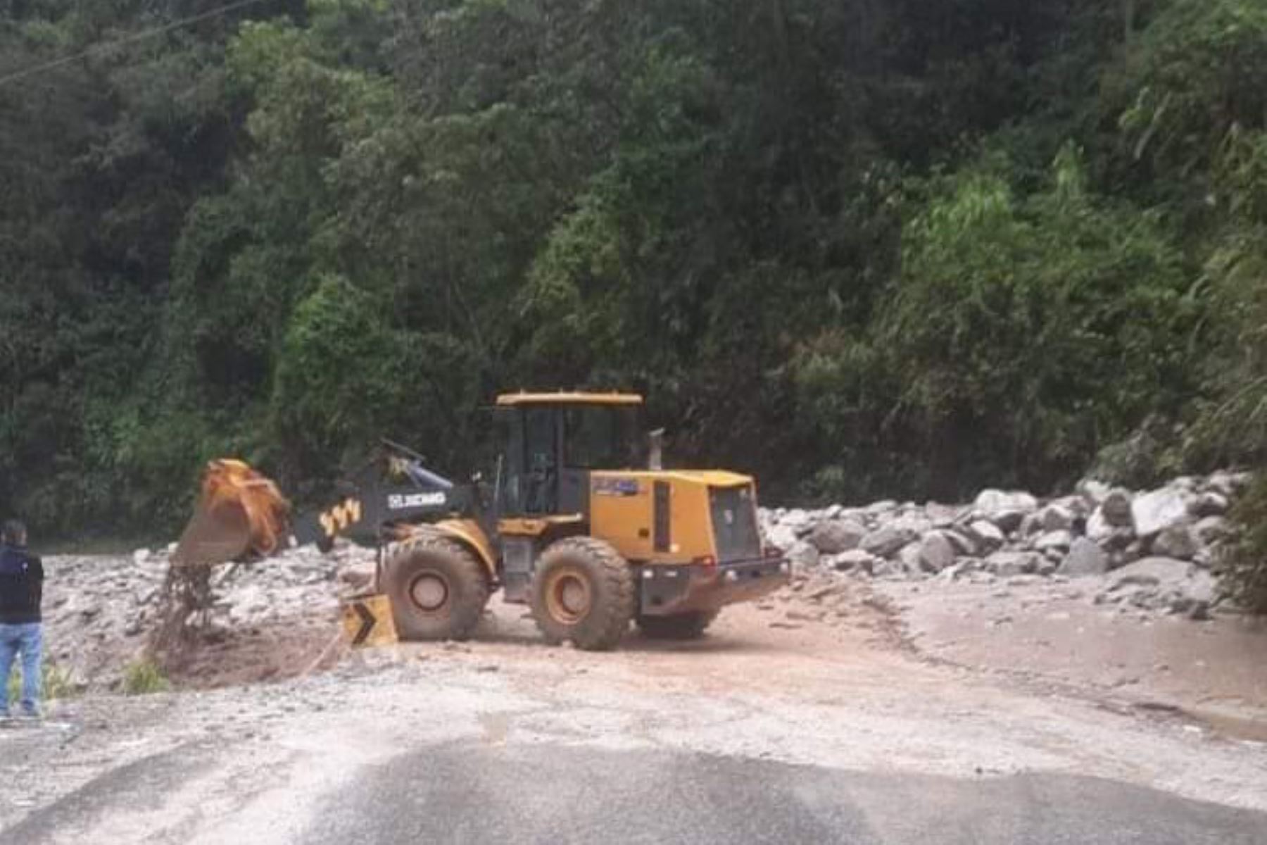 Derrumbe de rocas impacta en vehículo y deja un fallecido y cuatro heridos en Junín