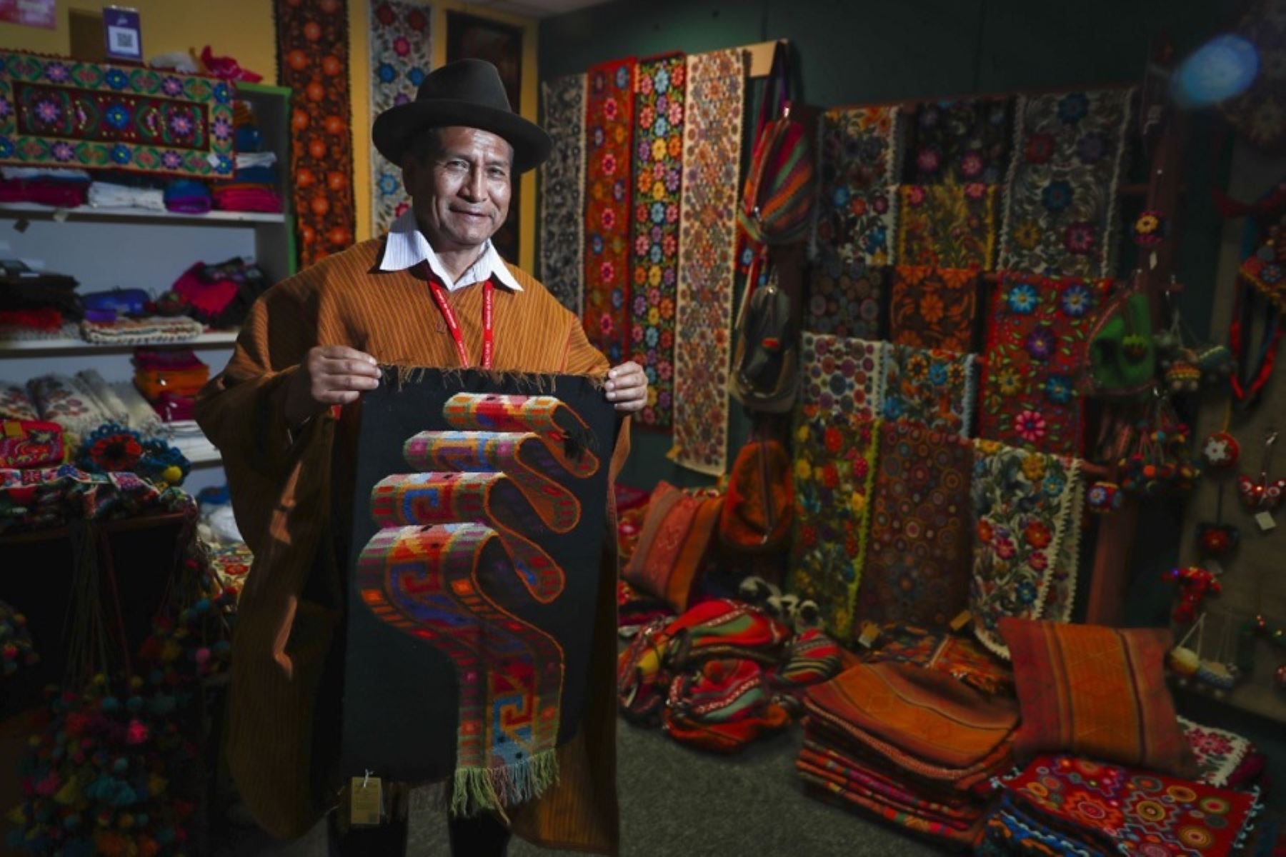 Declaran Patrimonio Cultural de Nación a saberes y técnicas de tejido del tapiz ayacuchano